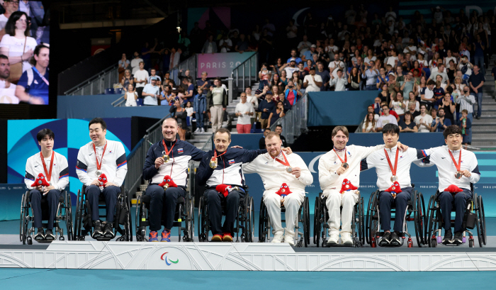 Korean table tennis 'Hidden Card' Jang Young-jin-Park Sung-joo doubles team, silver medal at the first Paralympics. Two Korean flags fluttered on the stage of the award ceremony