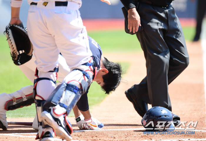 Son Ho-young replaced his injury from his first at-bat in September, hit on the back of his hand by Doosan's Balazovic pitch and urgently replaced it (submarine site)