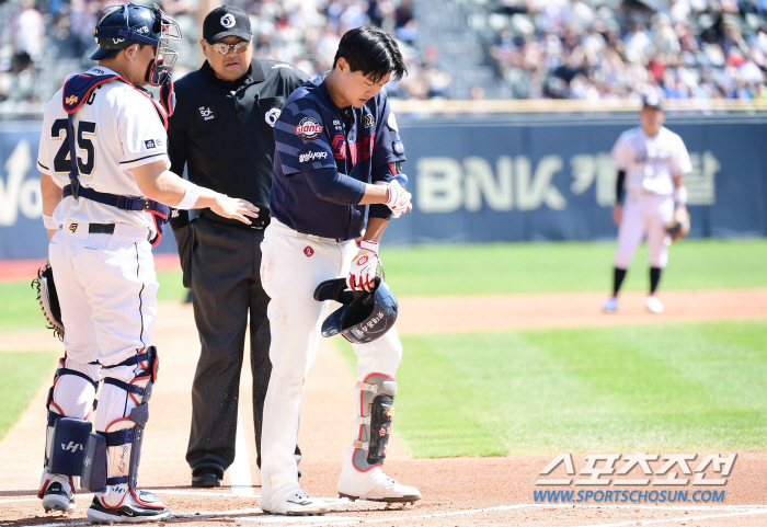 Son Ho-young replaced his injury from his first at-bat in September, hit on the back of his hand by Doosan's Balazovic pitch and urgently replaced it (submarine site)