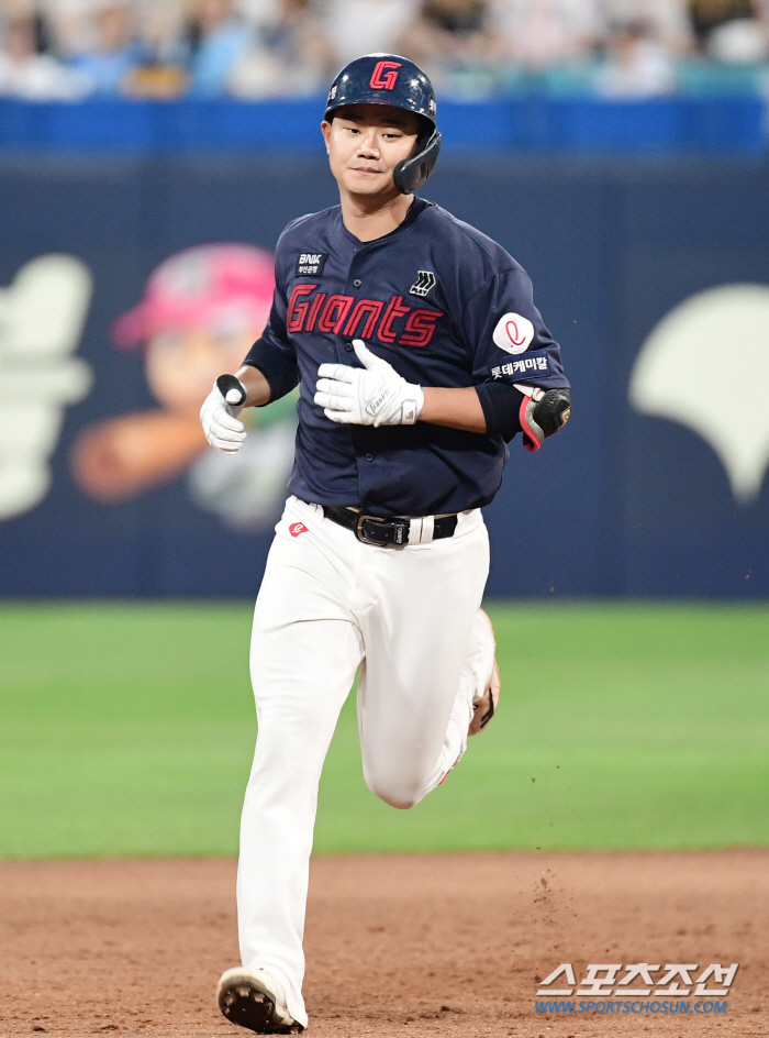 '149km Direct hit on the back of the hand → No problem' Lotte, who swept his chest, thank God! '4 consecutive wins  Son Ho-young's simple attack'DIAGNOSIS' 