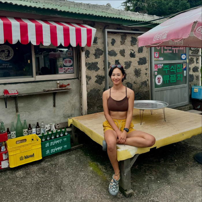 ''You've become a resident of Jeju Island.''Kwon Yu-ri wears a bra top and a beer with seaweed 'Things that make you happy'