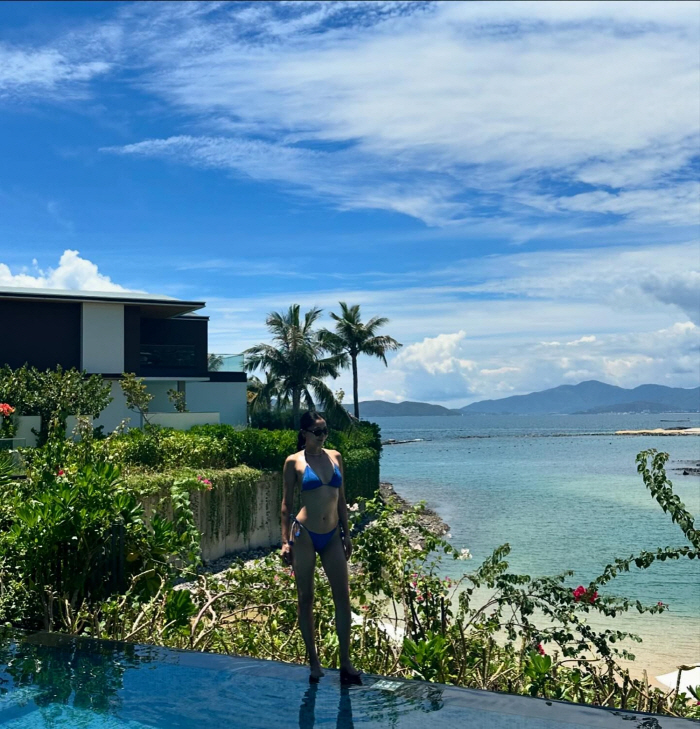 ''Sorry son'43 years old' Oh Yoon-ah bragging about her golden pelvis with a blue bikini