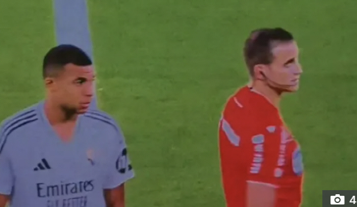 'Why are they coming?' Mbappe, what did you do wrong? You're surprised to find the referee. 'Surprised'→ Fans cheer 'Best GIF'