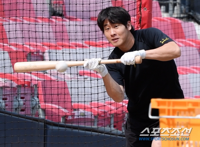 Choi Hyung-woo, who trained Park Chan-ho's bunt, and no coach does this movement with the utmost sincerity...Veteran can be cute, too. 