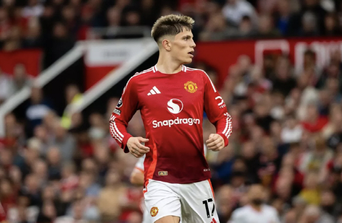 'Don't waste time → Just care about the first touch!' Manchester United is in trouble, Garnacho, born in 2004, is in trouble again