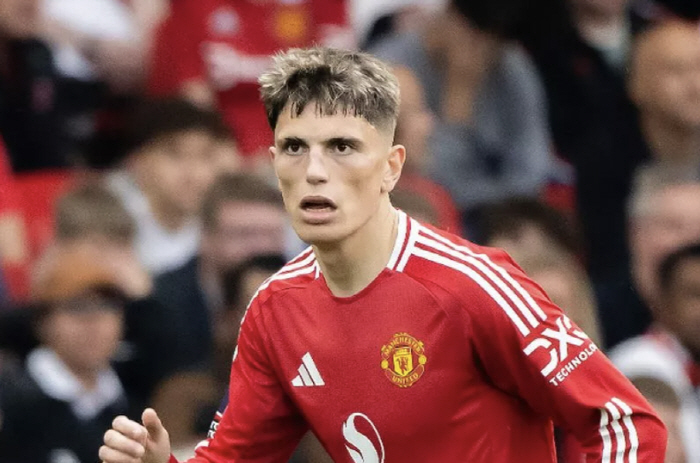 'Don't waste time → Just care about the first touch!' Manchester United is in trouble, Garnacho, born in 2004, is in trouble again
