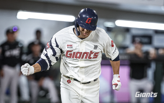 Lotte's first fall baseball in 7 years? It's not a dream! '1:5 → 6 points for a batter in the 7th inning' Reversal drama to archrival KT 