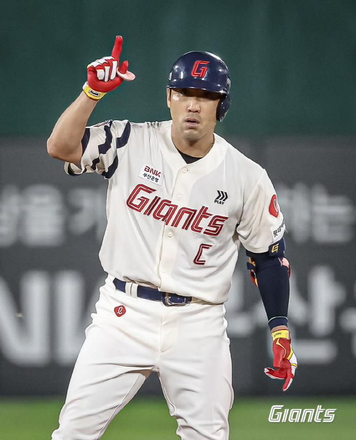 Lotte's first fall baseball in 7 years? It's not a dream! '15 → 6 points for a batter in the 7th inning' Reversal drama to archrival KT