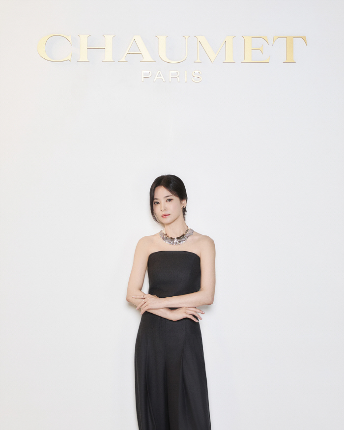 Song Hye-kyo Shines More Than High Jewelry 'Alluring Beauty'Black Swan