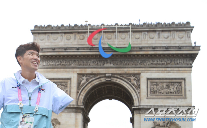 Standing in the Arc de Triomphe 'Undaunted Iron Man'Kim Hwang-tae'I'm the first Korean to swim in the Seine'