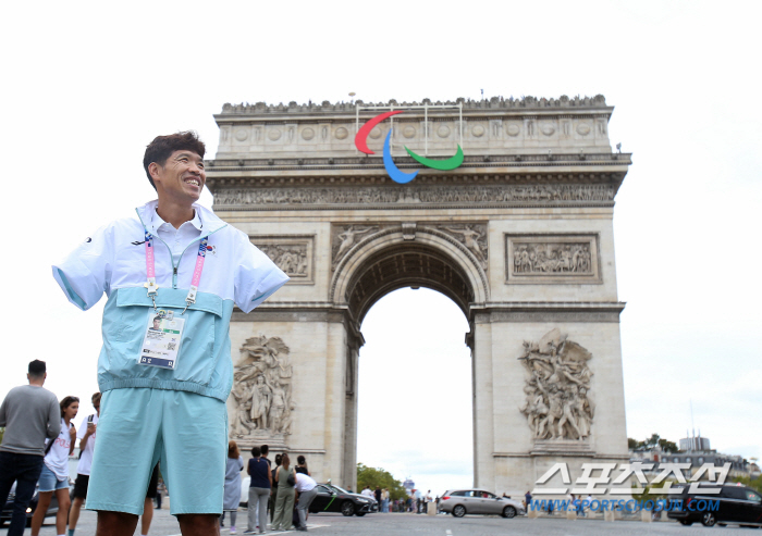 Standing in the Arc de Triomphe 'Undaunted Iron Man'Kim Hwang-tae'I'm the first Korean to swim in the Seine'