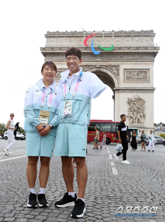 Standing in the Arc de Triomphe 'Undaunted Iron Man'Kim Hwang-tae'I'm the first Korean to swim in the Seine'