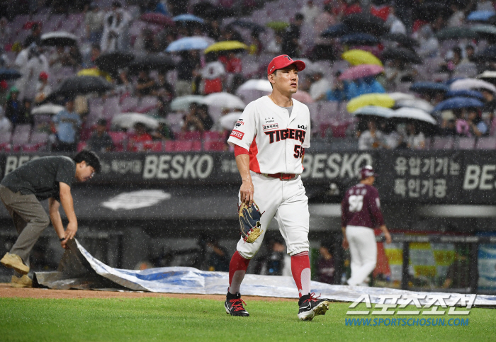 DOYOUNG, get some rest. '6 minutes progress → Heavy rain → 74 minutes standby → 4 home runs explosion'...KIA, Kiwoom 140 Green Onion