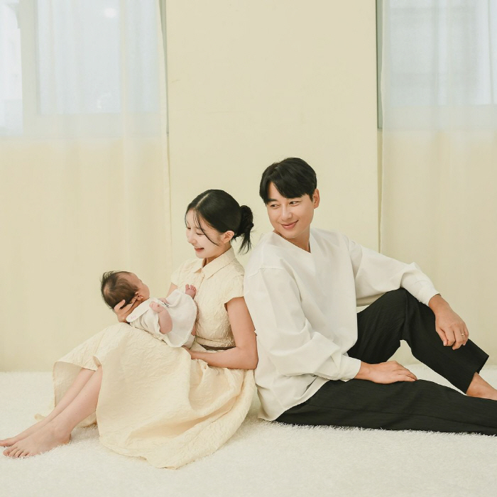 Lee Jihoon ♥ Aya's family photo..'My daughter asks me to take a solo shot of her mother on the 50th day of filming'