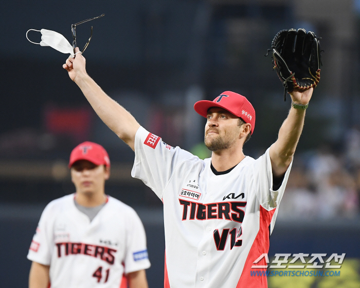 'Now I'll repay you.' There's a foreigner like thisNails and players who volunteered to throw the first pitch during the injury also 'Surprised'