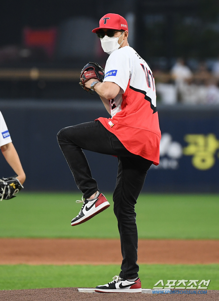 'Now I'll repay you.' There's a foreigner like thisNails and players who volunteered to throw the first pitch during the injury also 'Surprised'