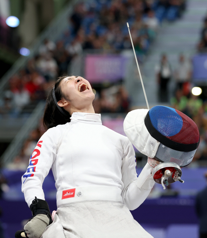 'Finix Prosecutor'Kwon Hyo-kyung made it to the final round of wheelchair fencing epee. It's the first time in 36 years