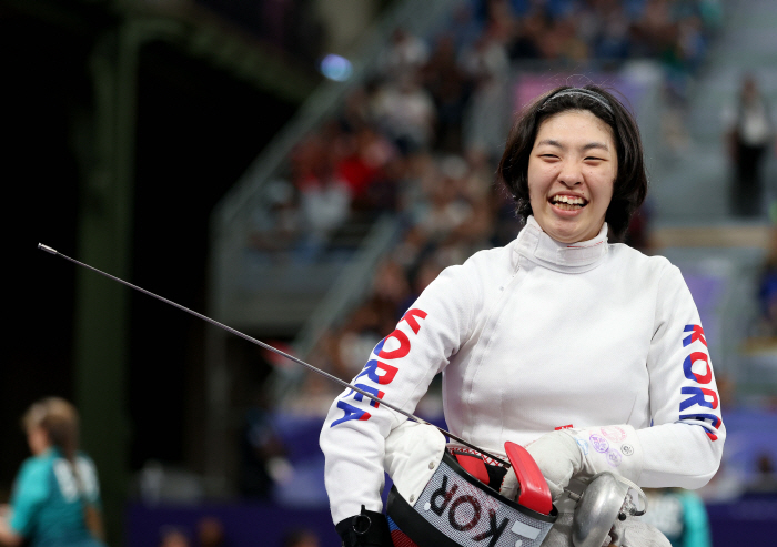 'Finix Prosecutor'Kwon Hyo-kyung made it to the final round of wheelchair fencing epee. It's the first time in 36 years