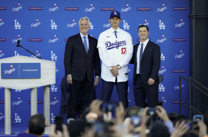Six months after a hot hug, Trout wasn't there 