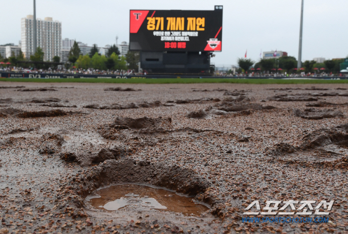 'It stopped raining, but the ground...' Gwangju Kiwoom-KIA match on the 7th begins with an hour delay