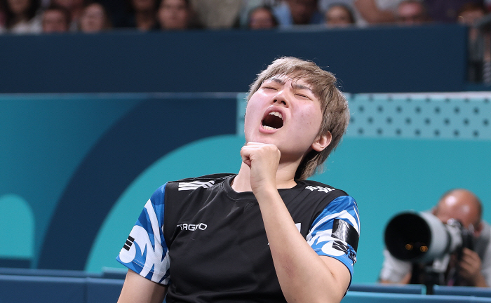  Crumbling poker face, losing again in the final of table tennis Yoon Ji-yu. Two 銀 in Paris alone