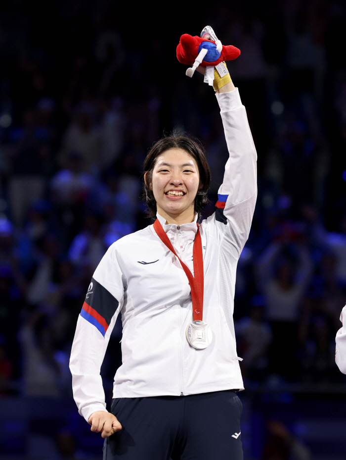  'Emergency of butterfly prosecutor' Wheelchair fencing 銀 Kwon Hyo-kyung presents Paralympic medal to Korean fencing for the first time in 28 years