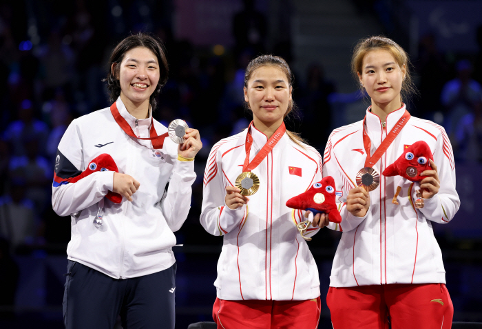  'Emergency of butterfly prosecutor' Wheelchair fencing 銀 Kwon Hyo-kyung presents Paralympic medal to Korean fencing for the first time in 28 years