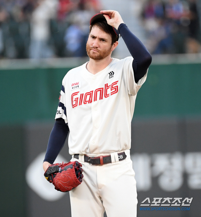 Barnes, even you. A mistake, a home run, and a six-run steel plate in four innings...Lotte is on the verge of losing three consecutive games in autumn baseball