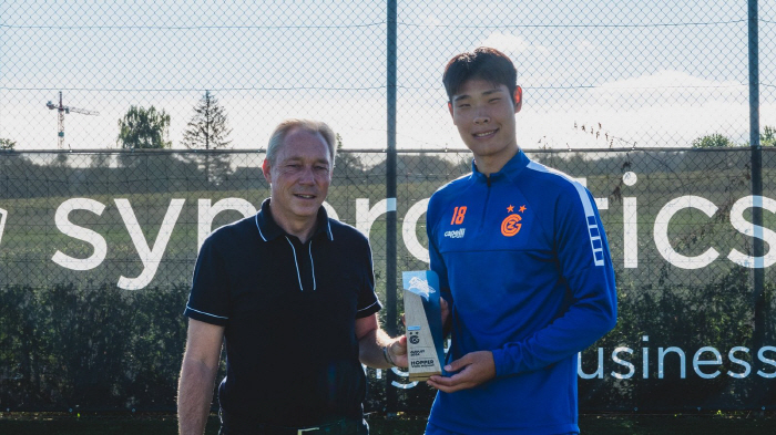 'Debut goal in 42 seconds'Lee Young-joon wins the August Player of the Month Award'Happiness'!