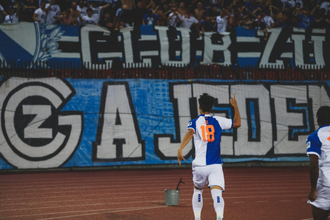 'Debut goal in 42 seconds'Lee Young-joon wins the August Player of the Month Award'Happiness'!