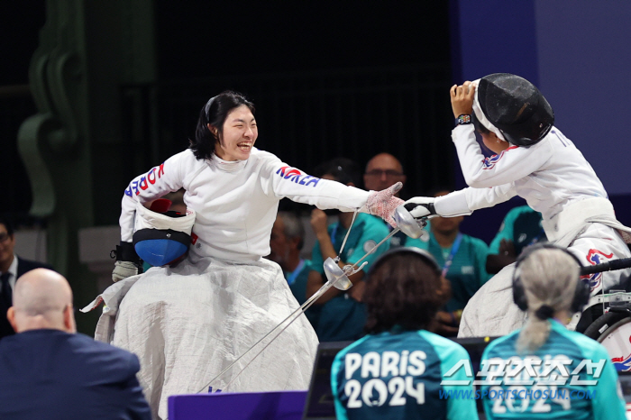  'Winning a medal for the first time in 28 years' closes the quarterfinals of the Korean wheelchair fencing team event, which was written in a fairy tale on an autumn day