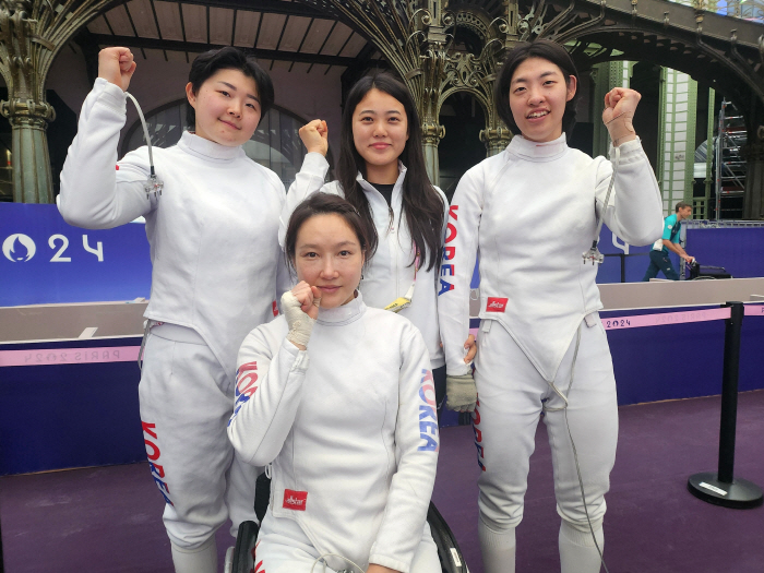  'Winning a medal for the first time in 28 years' closes the quarterfinals of the Korean wheelchair fencing team event, which was written in a fairy tale on an autumn day