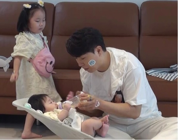 Park Soo-hong, 53 years old, it's not easy to raise a child. Park Seul-ki's daughter changes diapers 'Care?'('Shudol')