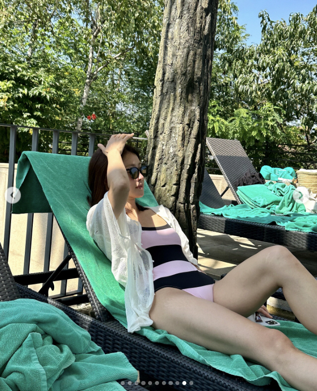 ''Two billion profit' Lee Si-young is out in a swimsuit, embarrassed. 'I put my stomach in it, but if I keep putting it in...'