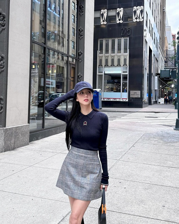 BLACKPINK JISOO's feminine body showing off in New York..The beauty of each side is so beautiful