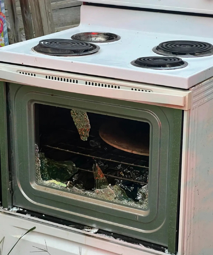 Let's start the oven. 'Bang bang' 'Five hidden pistols are fired. 'Frightened'