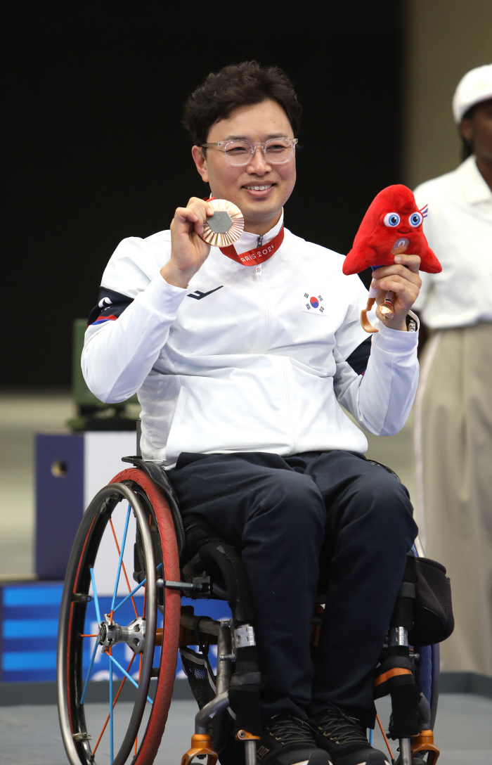  Chairman Chung Jin-wan, Park Jin-ho, and Kim Hwang-tae also shouted. 'Come out and exercise. Life changes' a consistent message from the Paralympic squad