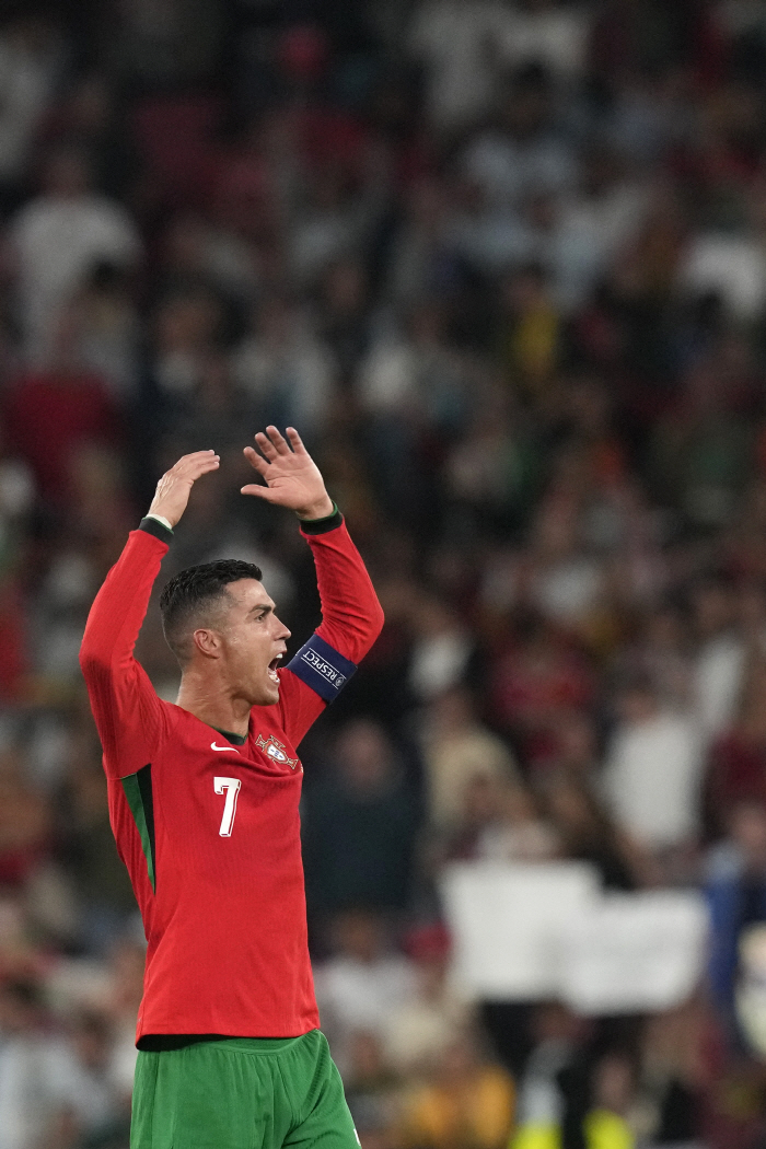 'Relying on Ronaldo? Ronaldo's stormy praise for 901st 'Wow'