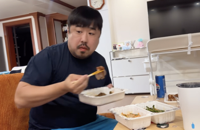 'Kang Jae-jun's busy hopping dad'Kang Jae-jun, taking care of children all night and eating in a hurry.'