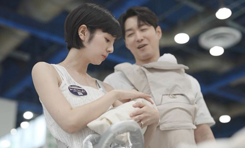 Shim Hyung-tak, hugging the baby doll ♥Saya's heart flutters! 'Your wife and baby are all pretty.' (Bridesmaid's class)