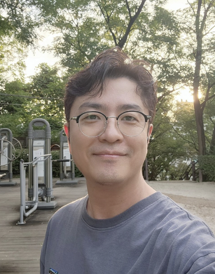 Choi Dong-seok decorates the children's room in his new house. 'Please brighten up my family.'