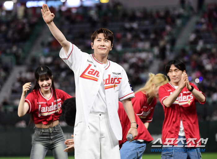 'Does the baseball uniform look good on you?' Singer Youngtak Visits Landers Field With Baseball Uniforms, Exciting Celebration Stage