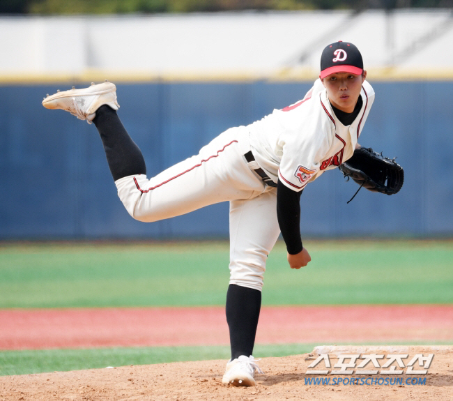 Find a rookie pitcher who the left-hander and Samsung will choose. Lotte's agony of 'Draft D-1' 