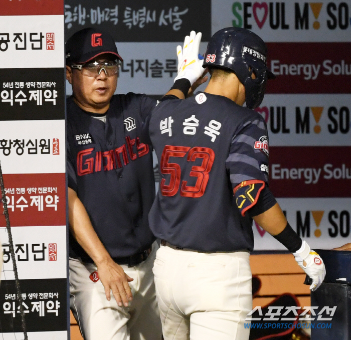 Lotte's autumn baseball has saved hope! 'Bokbung'Reyes extended 10th-inning final hit → 2-1 reversal to LG to escape three consecutive losses
