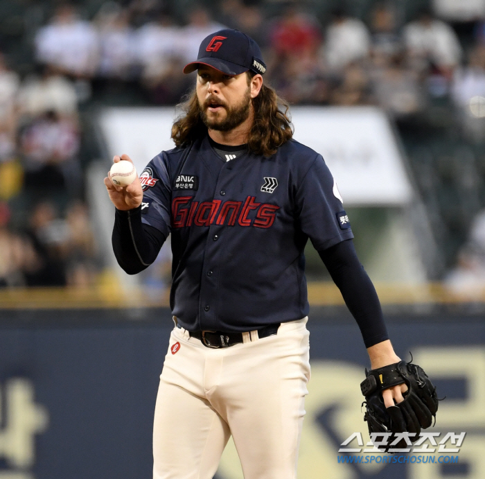 Lotte's autumn baseball has saved hope! 'Bokbung'Reyes extended 10th-inning final hit → 2-1 reversal to LG to escape three consecutive losses