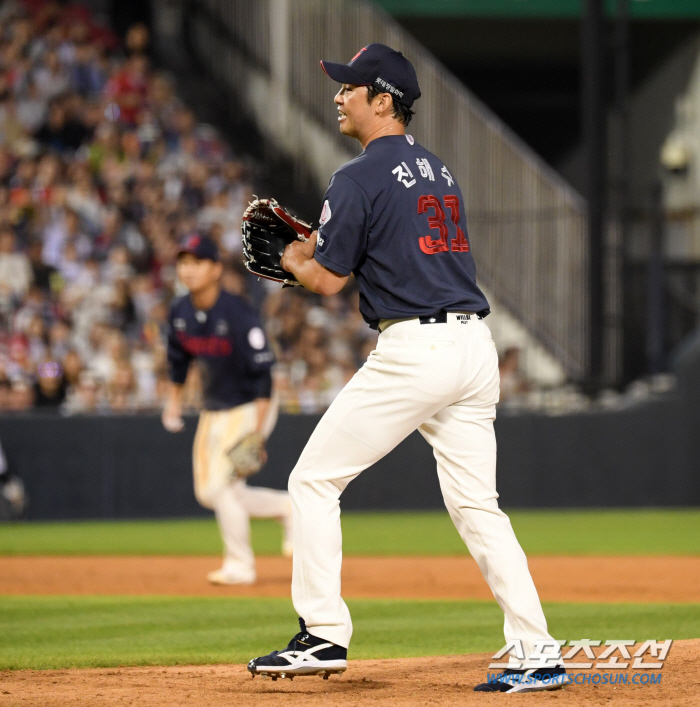 Lotte's autumn baseball has saved hope! 'Bokbung'Reyes extended 10th-inning final hit → 2-1 reversal to LG to escape three consecutive losses