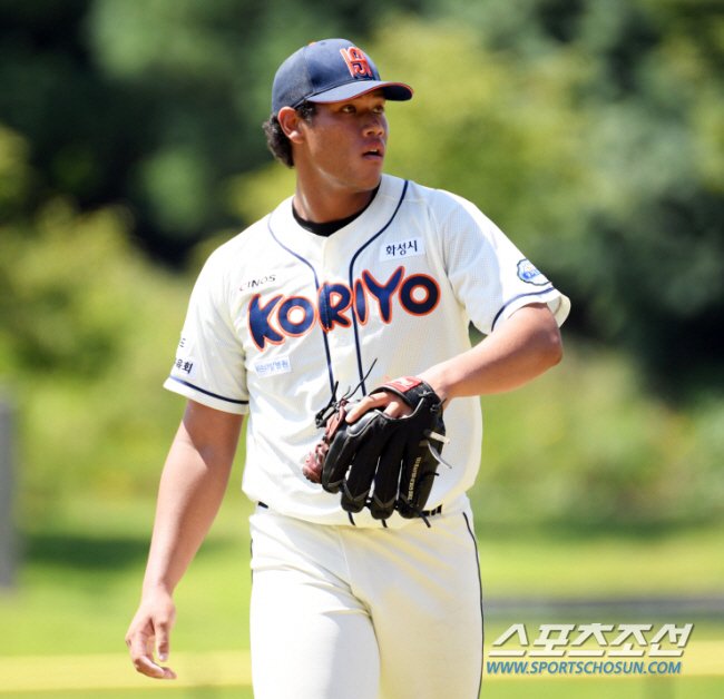 He is tall and talented.' Scouts answered, '198 cm throwing 150 km. Why was he turned away