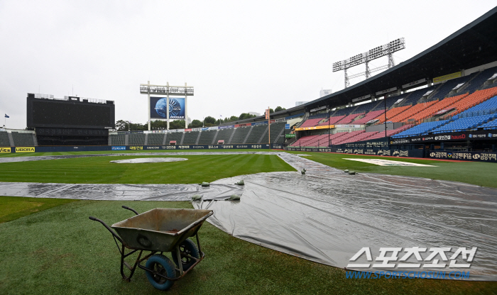 'Cancel the Jamsil game for two consecutive days?' Jamsil Ahead Of NC-Doosan Game, Rain News Announced Until Tomorrow...Will the games be held?