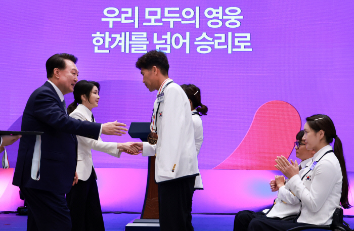 'Heroes of All of Us' President 尹 encouraged the Paris Paralympic team...12 years after the Lee Myung Bak government