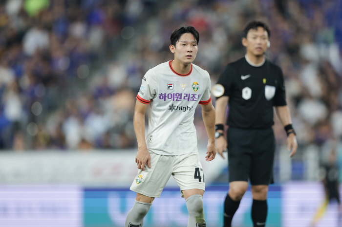 '24 hours of selection for return, 'Cheol-in'Cho Hyun-woo fighting spirit' Ulsan overpowered Gangwon 2-0 → Yang Min-hyuk retakes the lead, replacing Hwang Moon-ki'Empty Son'